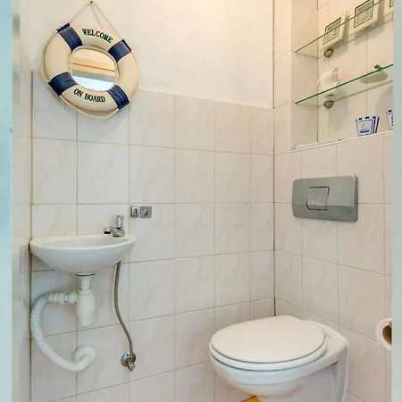 Apartment Tolles In Okrug Gornji Mit Grill, Terrasse Und Garten Und Panoramablick