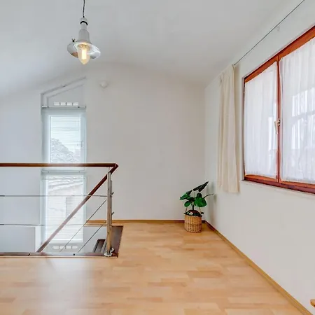 Tolles In Okrug Gornji Mit Grill, Terrasse Und Garten Und Panoramablick Apartment *