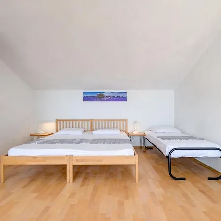 Tolles In Okrug Gornji Mit Grill, Terrasse Und Garten Und Panoramablick