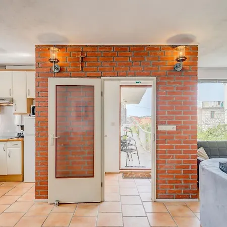 Tolles In Okrug Gornji Mit Grill, Terrasse Und Garten Und Panoramablick Apartment