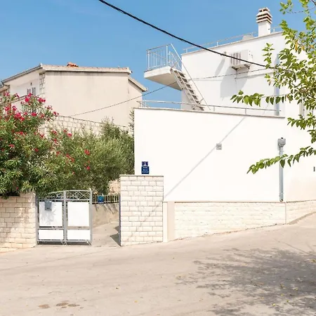 Apartment Tolles In Okrug Gornji Mit Grill, Terrasse Und Garten Und Panoramablick Trogir