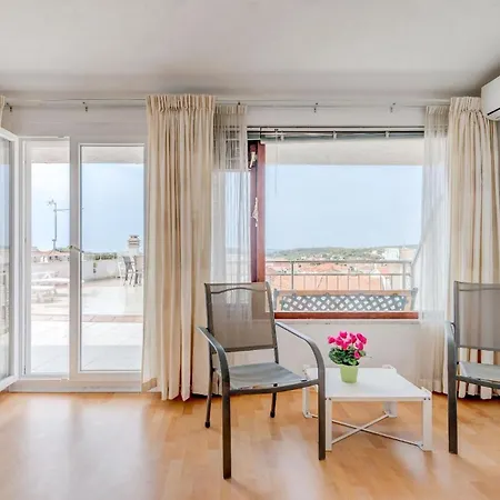 Tolles In Okrug Gornji Mit Grill, Terrasse Und Garten Und Panoramablick Trogir
